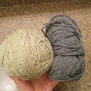 Source Unknown Green and Gray Yarn Set